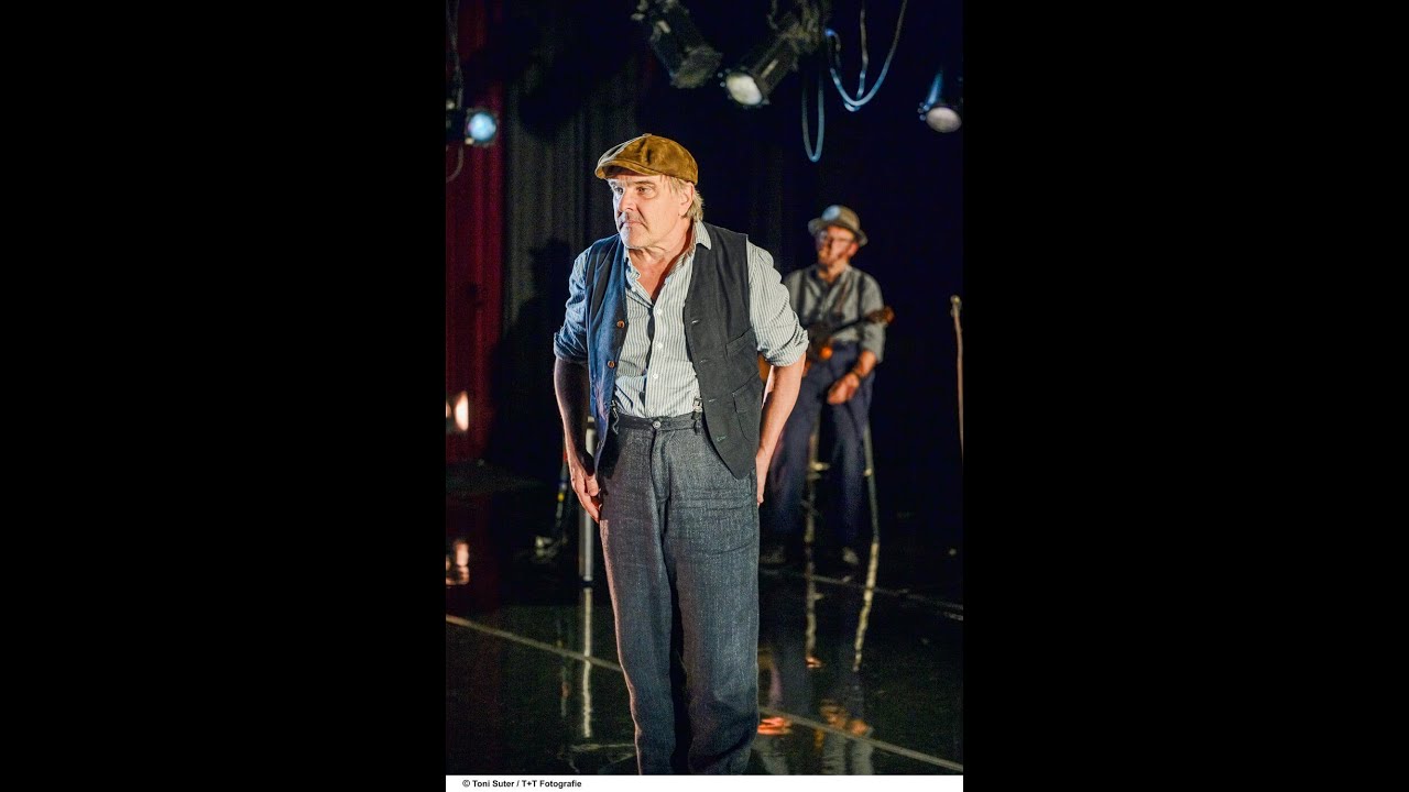 Videostill Jeden Abend steht Fiorello Bodoni am Rand seines Schrottplatzes und sehnt sich zu den Raketen, die den Nachthimmel durchkreuzen. Wenn er doch nur einmal in einem Raumschiff mitfliegen könnte, oder wenigstens eines seiner Kinder oder seine Frau. Da wird ein unverhoffter Posten Altmetall auf seinem Schrottplatz abgeliefert...