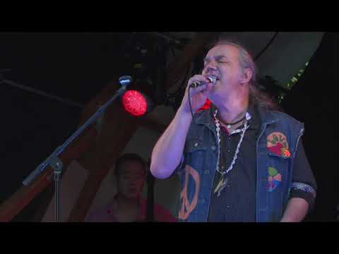 Videostill Wenn alles gut geht, könnte es beim Tribute to Woodstock draussen im Park regnen... und wir können nachvollziehen, wie sich die Zuschauer*innen vom 15. bis 18. August 1969 gefühlt haben... :-) © Emanuel Büchler